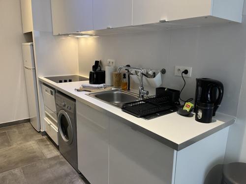 a kitchen with a sink and a washing machine at Splendide duplex en plein coeur de Vernon in Vernon