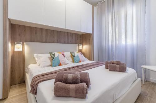 a bedroom with two beds with towels on them at NURAS - DomoDé in Alghero