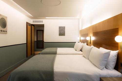 pokój hotelowy z dwoma łóżkami w pokoju w obiekcie The Alan w Manchesterze