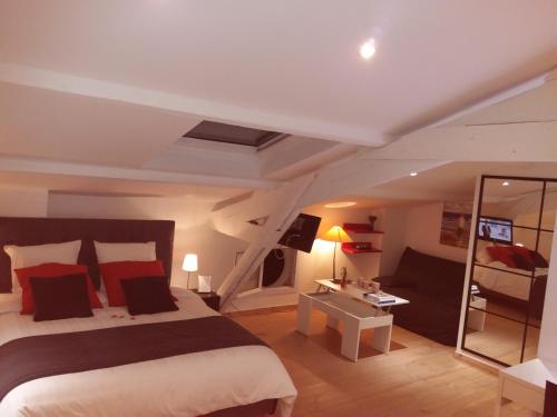- une chambre avec un lit et un bureau avec un miroir dans l'établissement Chambres d'Hôtes LA PASTOURELLE Royan centre, à Royan