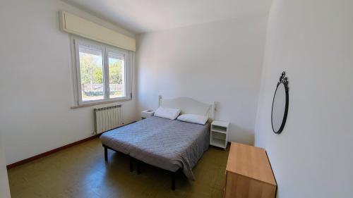 a bedroom with a bed and a window at vacanza in appartamento sul mare in Fano
