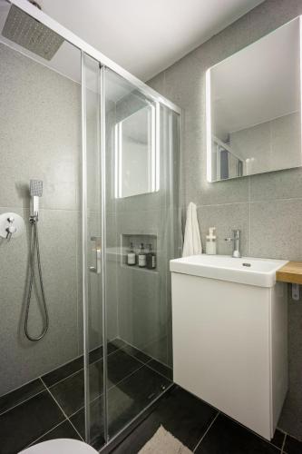 Kefi - Bright 2BR Athens Apartment