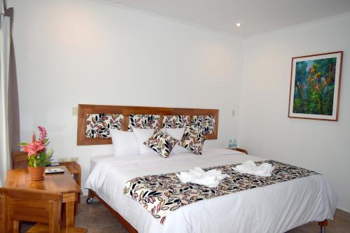 a bedroom with a large bed with towels on it at Hotel Jungle House in Iquitos