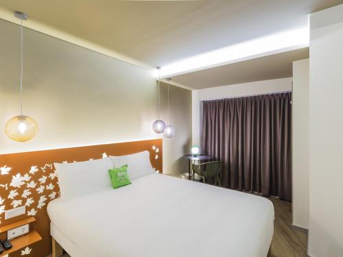 a bedroom with a large white bed and a window at Ibis Styles Lisboa Centro Marquês de Pombal in Lisbon