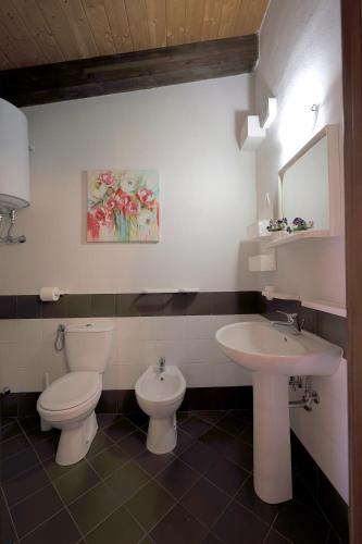 a bathroom with a toilet and a sink at Cavagrande Guest House in Avola