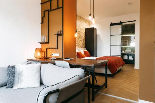 a living room with a couch and a table and a bed at De Zilte Melis Boutique Rooms in Meliskerke
