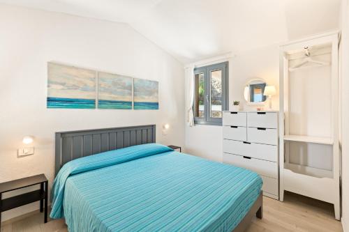 a white bedroom with a bed and a dresser at Sabbiamare Torre dei Corsari in Torre Dei Corsari