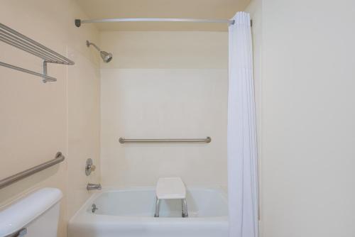 Ванная комната в Days Inn by Wyndham Fremont