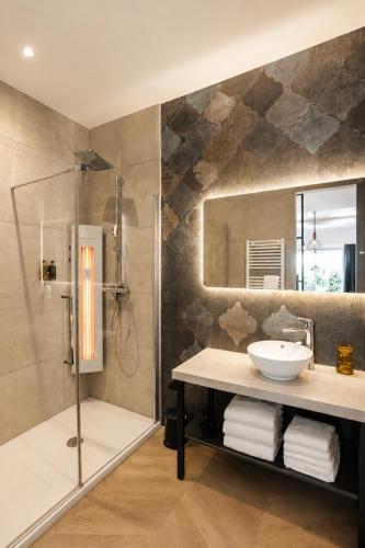 a bathroom with a sink and a shower at De Zilte Melis Boutique Rooms in Meliskerke