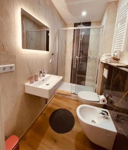 a bathroom with a sink and a toilet and a shower at Ferienwohnung am Entenplatz in Eltville
