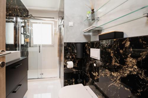 a bathroom with a glass shower and a toilet at Residence Giardino in Ugljan