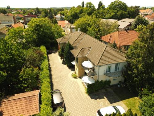 an overhead view of a house with cars parked outside at Balatonlelle Apartmanház in Balatonlelle