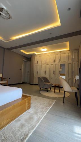 Llit o llits en una habitació de Fira Hotel