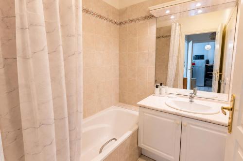 Cozy 2-room apartment with a pool, beach 8 min away!