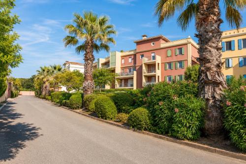 Cozy 2-room apartment with a pool, beach 8 min away!