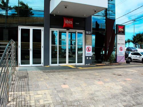 a ups store with its doors open on a street at ibis Natal in Natal