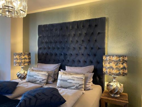 ein Schlafzimmer mit zwei Betten mit einem großen Kopfteil in der Unterkunft Hotel Belvedere in Warnemünde