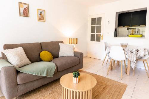 Cozy 2-room apartment with a pool, beach 8 min away!