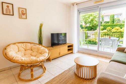 Cozy 2-room apartment with a pool, beach 8 min away!