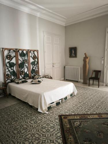 a bedroom with a large bed in a room at Villa Meyer Demeure Remarquable chambre d'hôtes,Art Déco,standing in Béziers