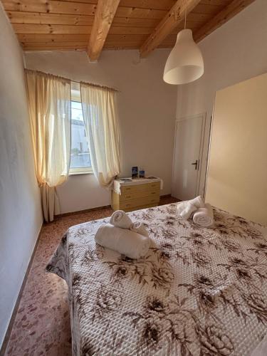 a bedroom with a large bed with towels on it at Casa Ravasio in Arcevia
