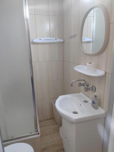 a bathroom with a toilet and a sink and a shower at Dom Wczasowy Jędrek pokoje in Niechorze