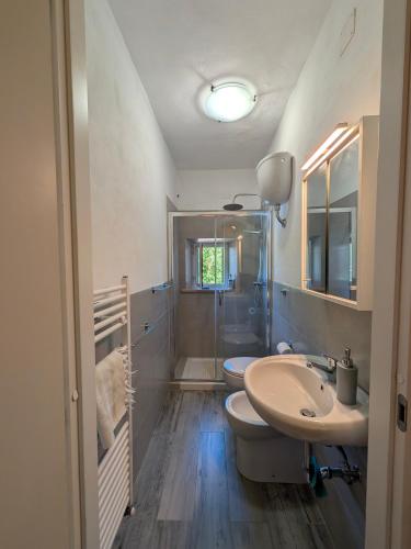 a bathroom with two sinks and a toilet at La Francigena in Staggia
