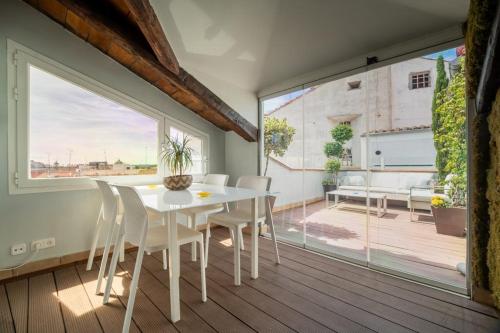 Exclusive sophisticated duplex-3Bdrs 2Bath