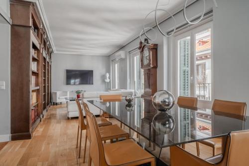 Exclusive sophisticated duplex-3Bdrs 2Bath