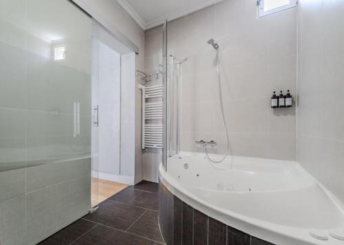 Exclusive sophisticated duplex-3Bdrs 2Bath