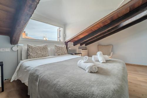 Exclusive sophisticated duplex-3Bdrs 2Bath