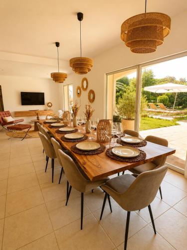 Villa provençale climatisée avec piscine, entourée de verdure et au calme