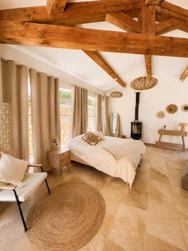 Villa provençale climatisée avec piscine, entourée de verdure et au calme