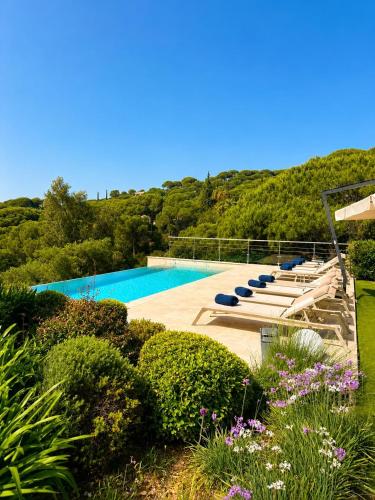 Villa provençale climatisée avec piscine, entourée de verdure et au calme