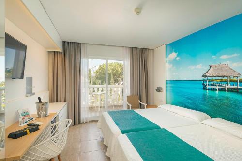 a hotel room with a bed and a view of the ocean at Gran Hotel Las Fuentes in Alcossebre