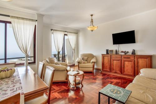 Sunny Ocean View Apartment