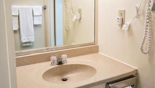 a bathroom with a sink and a mirror at Captain John Smith Inn Williamsburg in Williamsburg