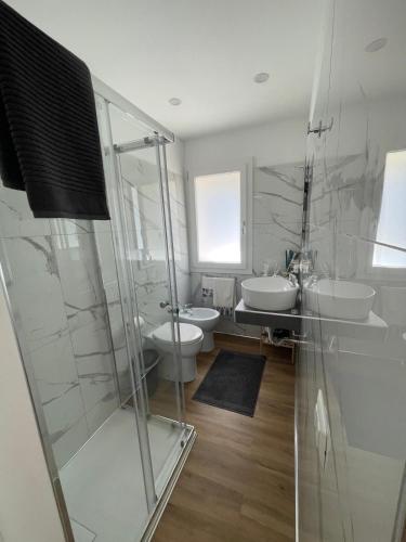 a bathroom with two sinks and two toilets at Villa Rosmarino sea view in Capraia