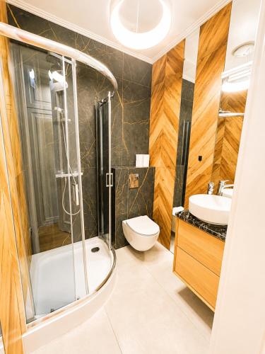 a bathroom with a shower and a toilet and a sink at My Mountain View - 50 m od Krupówek in Zakopane