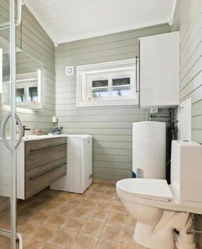 a bathroom with a toilet and a sink at Jegertråkket 13 in Sør-Fron