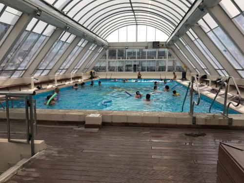 un groupe de personnes dans une grande piscine dans l'établissement Hotel Luz y Fuerza San Bernardo - All Inclusive, à San Bernardo