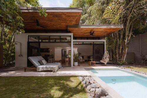 a backyard with a swimming pool and a house at Nalu Nosara Pool Villa Sol in San Rafael
