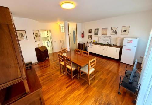 a kitchen and dining room with a table and chairs at ZENIT Rooms in Senigallia