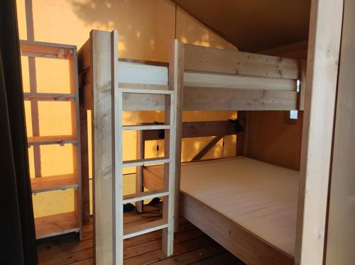 a couple of bunk beds in a room at Luna del Monte in Monte Santa Maria Tiberina