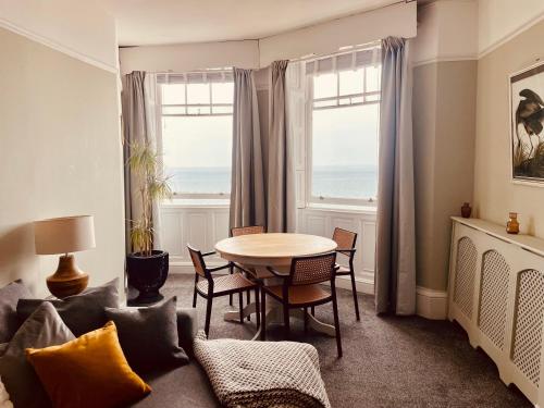 Stunning seafront apartment photo 6