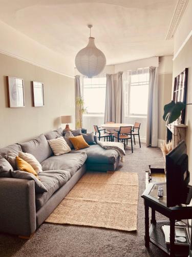 Stunning seafront apartment photo 15