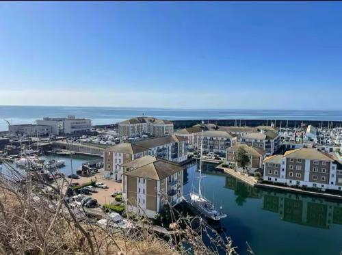 Stunning seafront apartment photo 17