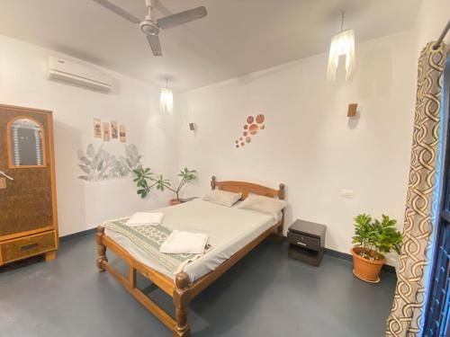 a bedroom with a bed in a room at Casa de sazu 1bhk in Mandrem