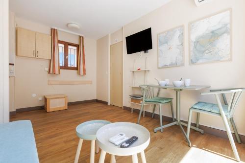 Upstays Garden Terrace Pool 28m2 Apartment