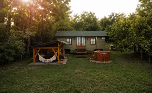 a small house in the middle of a yard at Naphegy Kuckó in Écs